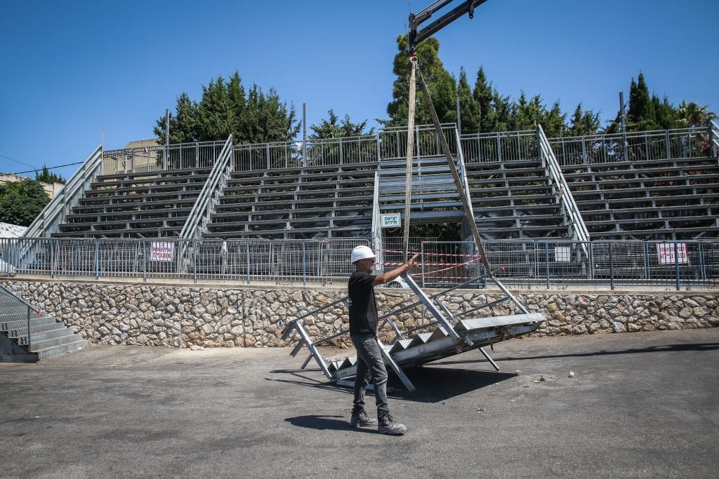 מפרקים את ההר: פועלים מורידים את הפראנצ'עס ממתחם באיאן במירון