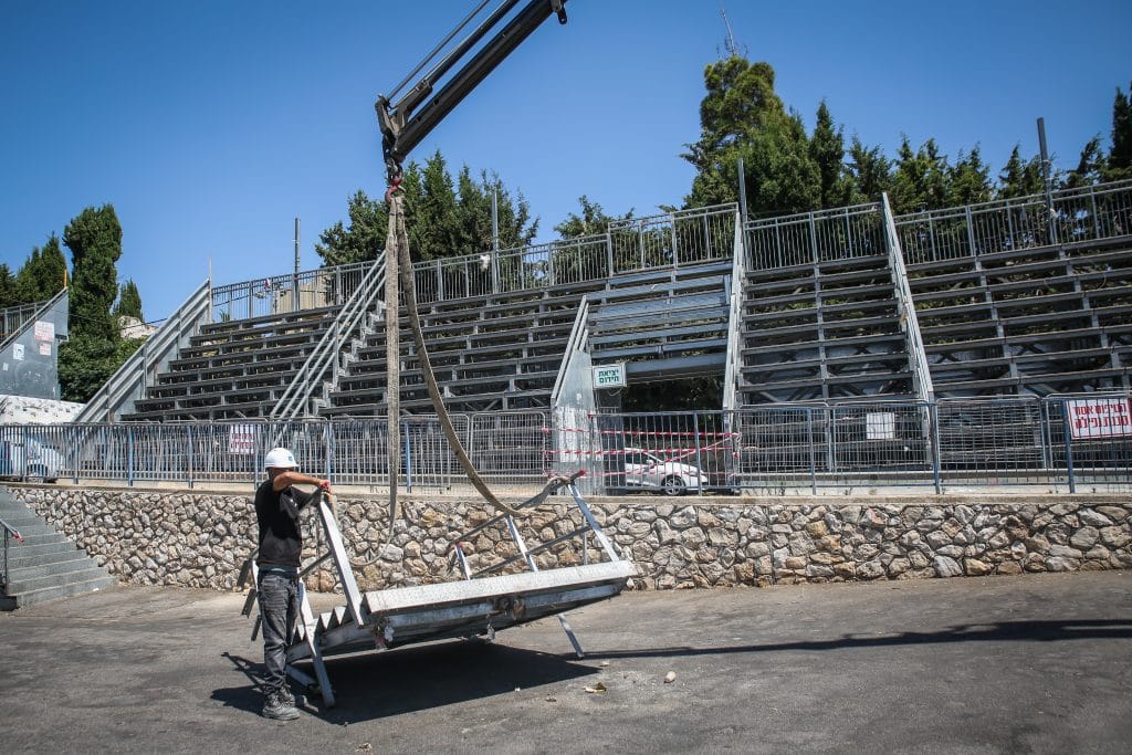 מפרקים את ההר: פועלים מורידים את הפראנצ'עס ממתחם באיאן במירון