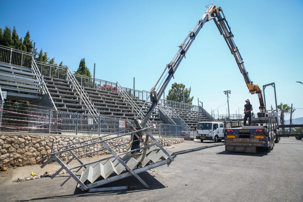 מפרקים את ההר: פועלים מורידים את הפראנצ'עס ממתחם באיאן במירון