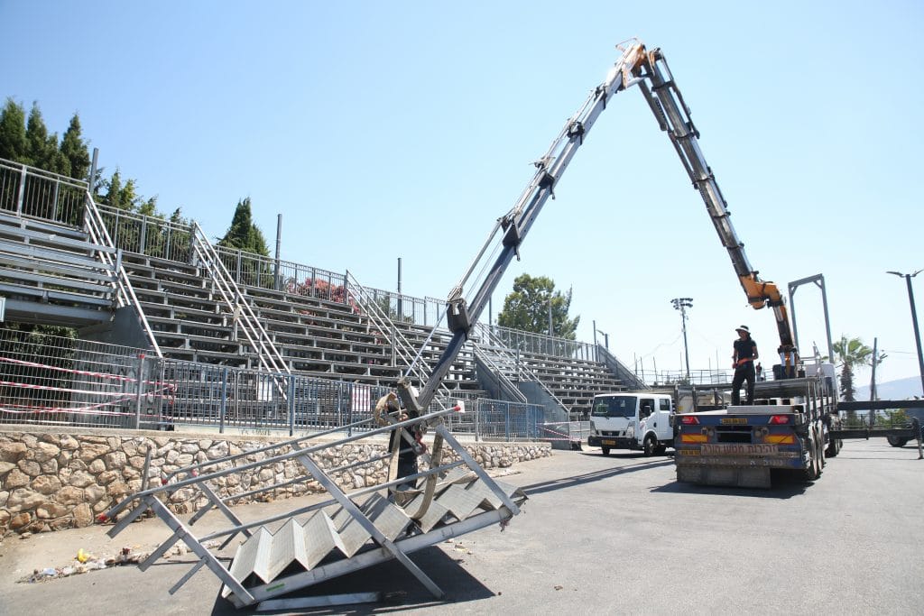 מפרקים את ההר: פועלים מורידים את הפראנצ'עס ממתחם באיאן במירון