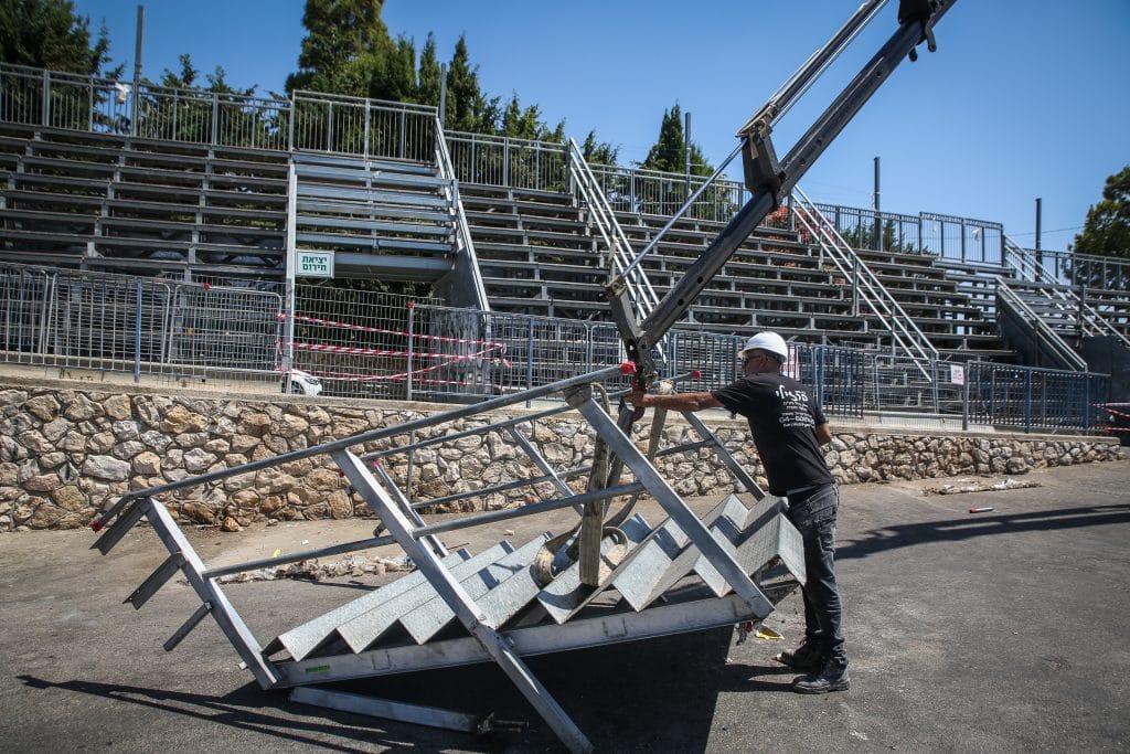 מפרקים את ההר: פועלים מורידים את הפראנצ'עס ממתחם באיאן במירון