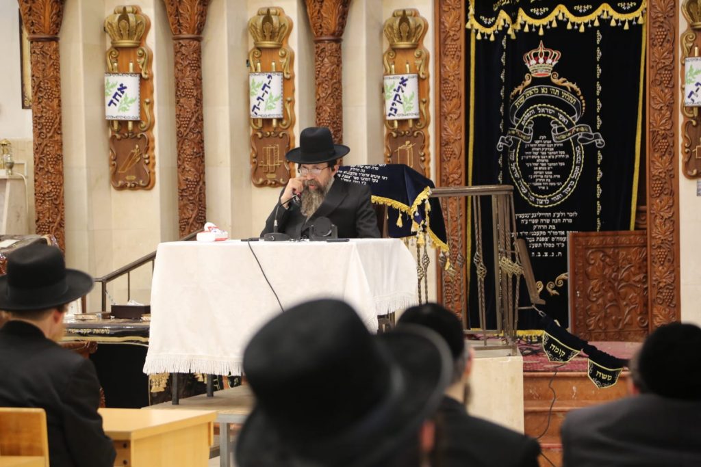 האדמו"ר מתולדות יהודה בשיחה בקאליב