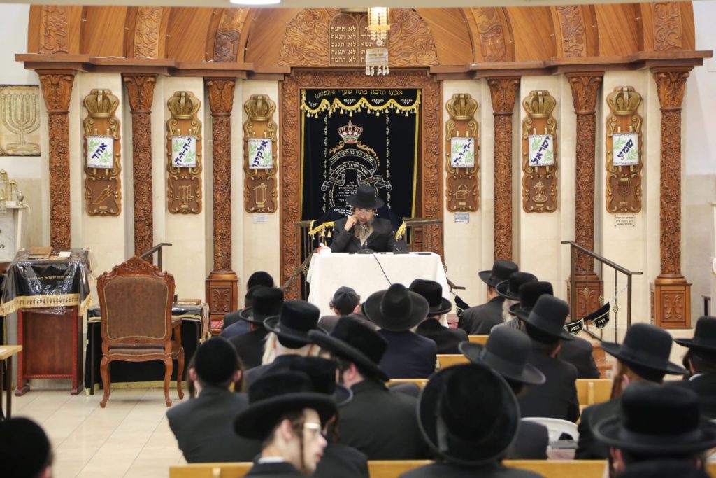 האדמו"ר מתולדות יהודה בשיחה בקאליב