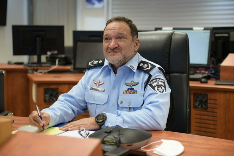 קובי שבתאי, מפכ"ל המשטרה.