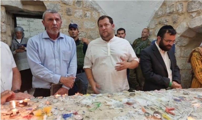 הלילה: אלפים בקבר יוסף בשכם