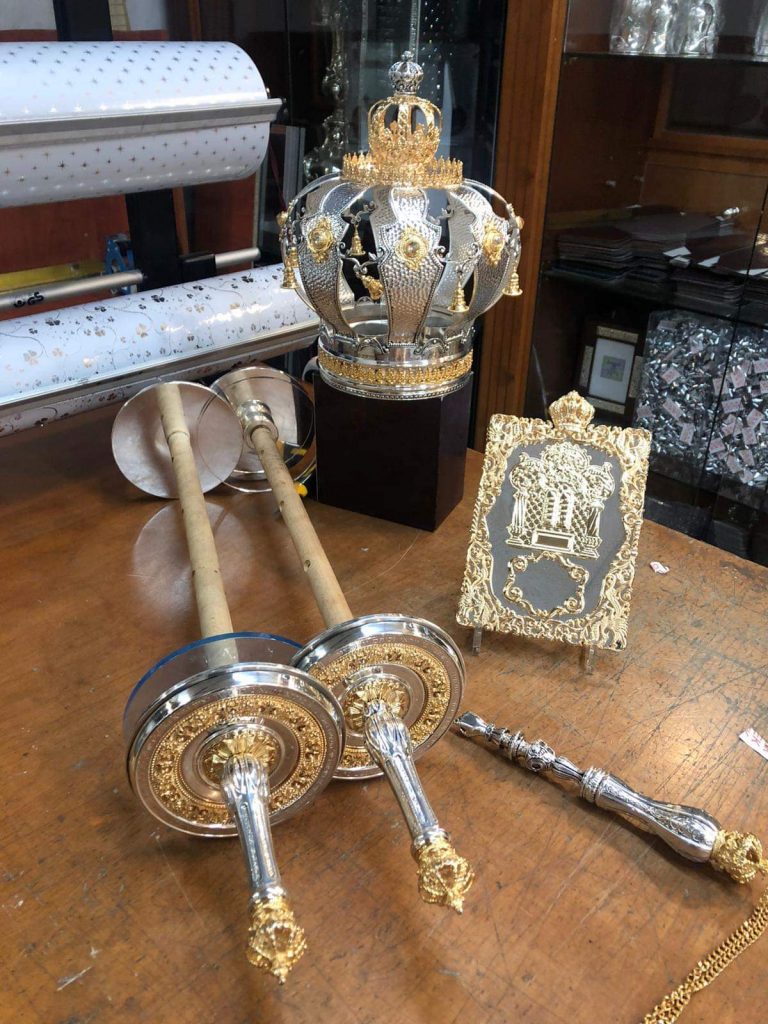 במונסי הכניסו ספר תורה עם שמות כל הנספים