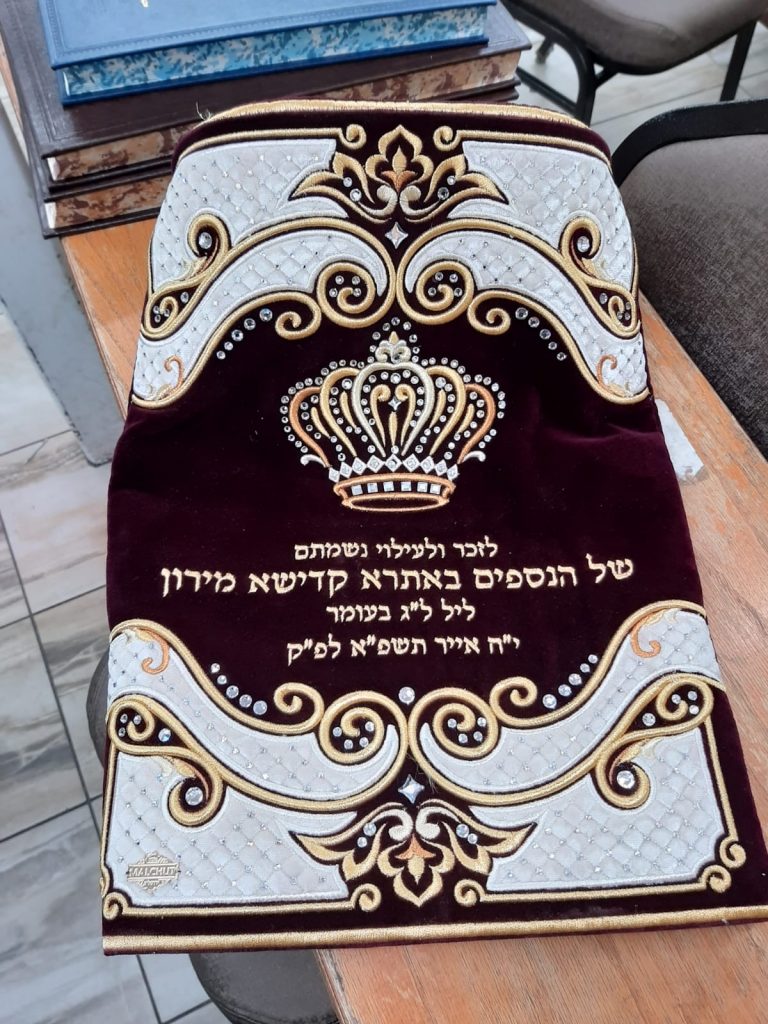 במונסי הכניסו ספר תורה עם שמות כל הנספים