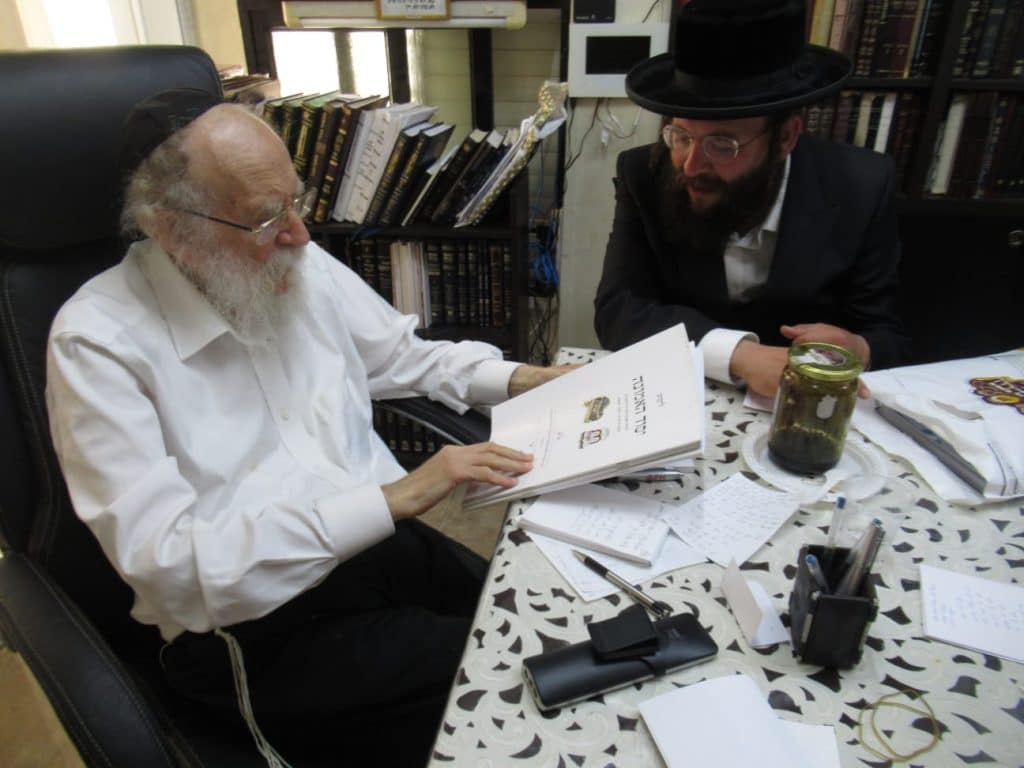 ראש ישיבת 'חיי תורה' עלה לגדו"י עם ספר ה"חבורות" שנכתב ע"י הבחורים