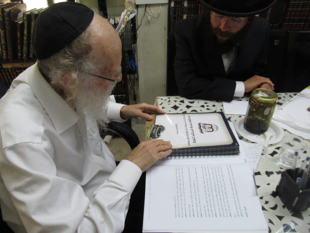 ראש ישיבת 'חיי תורה' עלה לגדו"י עם ספר ה"חבורות" שנכתב ע"י הבחורים