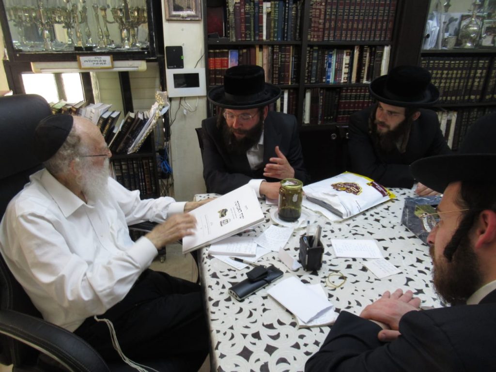 ראש ישיבת 'חיי תורה' עלה לגדו"י עם ספר ה"חבורות" שנכתב ע"י הבחורים