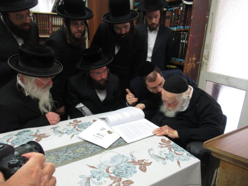 ראש ישיבת 'חיי תורה' עלה לגדו"י עם ספר ה"חבורות" שנכתב ע"י הבחורים