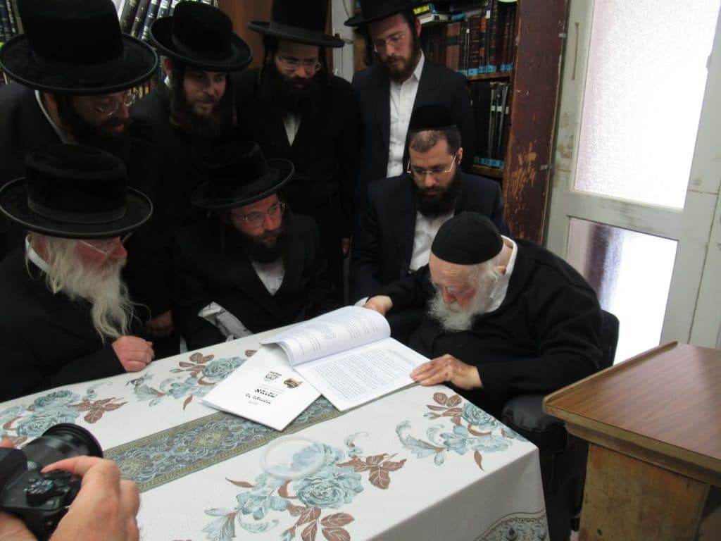 ראש ישיבת 'חיי תורה' עלה לגדו"י עם ספר ה"חבורות" שנכתב ע"י הבחורים