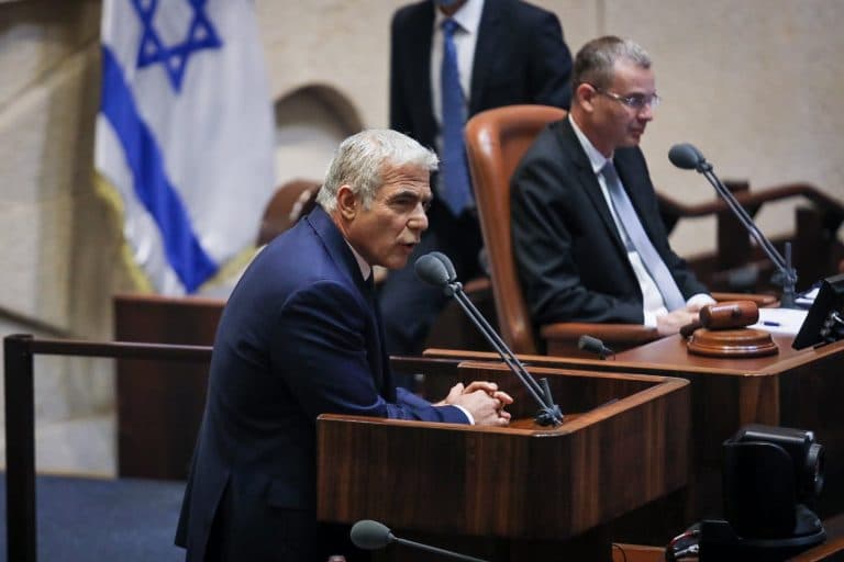 לפיד: אם תהיה לי שאלה בנושא איראן אתקשר לנתניהו