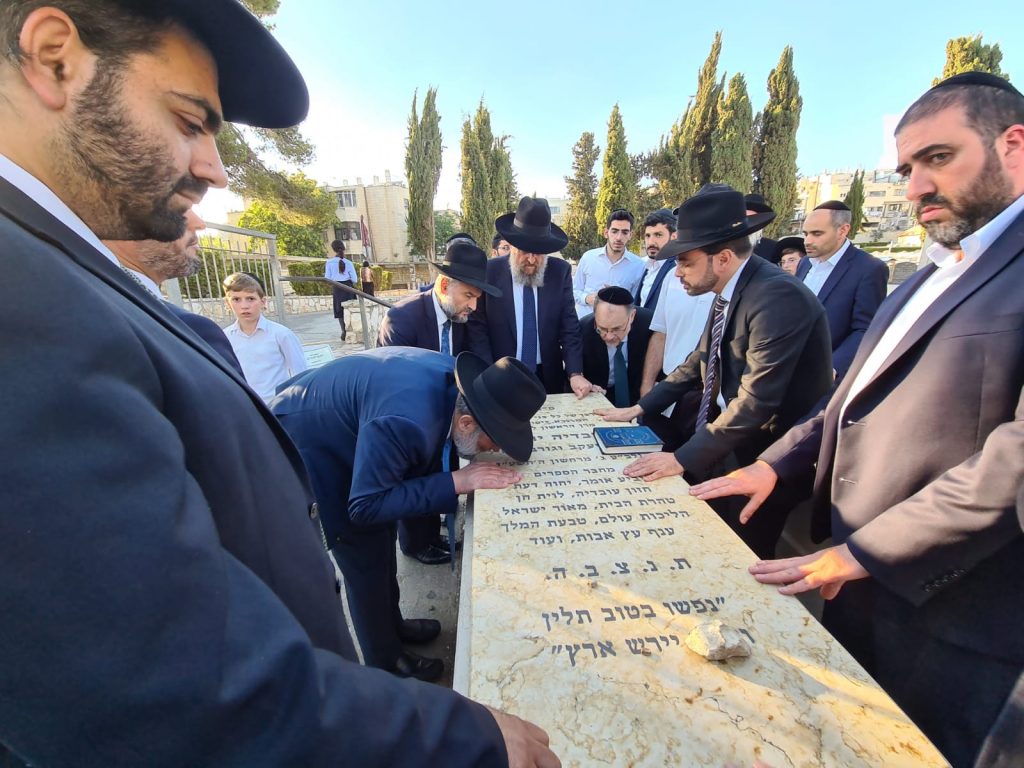 סיעת ש"ס בכנסת התכנסה לתפילה בקברו של מרן הגר"ע יוסף זצ"ל