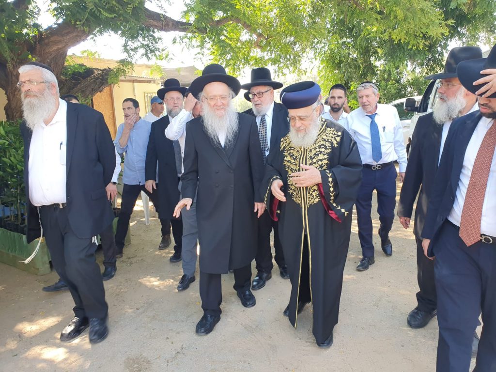 הראשל"צ והגר"י אפרתי בסיור מיוחד במשתלות עצים לקראת השמיטה
