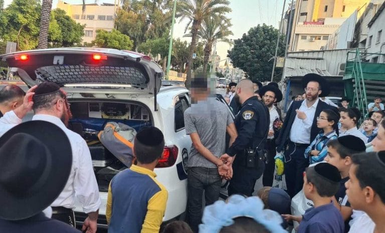 על חם: שני בני מיעוטים כייסו לקוחות ונתפסו
