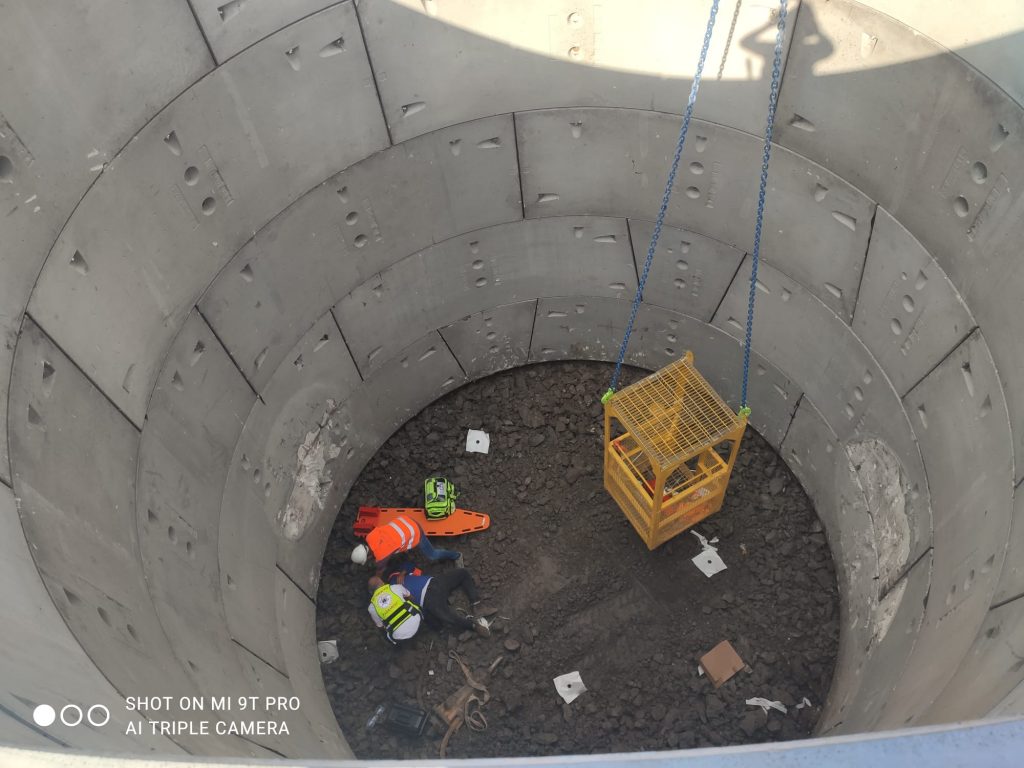 פועל נפל לבור בעומק 15 מטר וחולץ