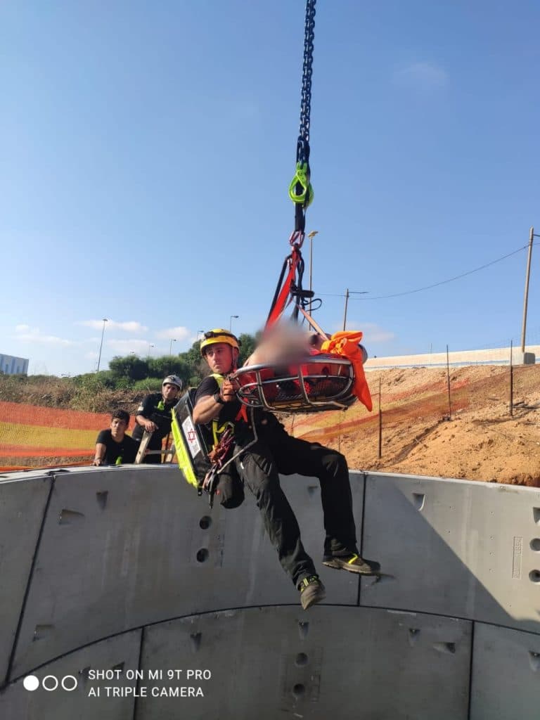 פועל נפל לבור בעומק 15 מטר וחולץ