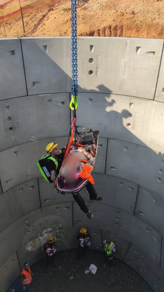 פועל נפל לבור בעומק 15 מטר וחולץ