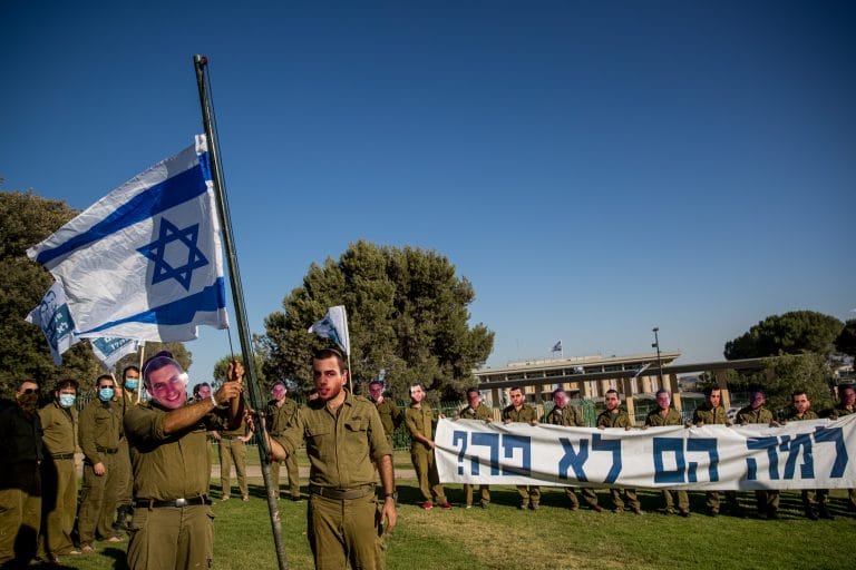 בנט נפגש עם הורי הדר גולדין שנעדר במהלך מבצע צוק איתן