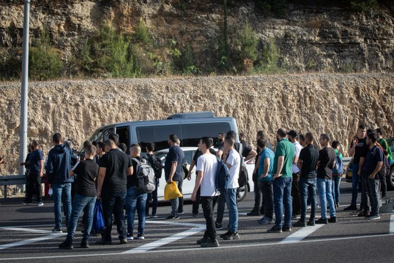 דיווח: למרות גל התחלואה אושרה כניסתם של ערביי יו"ש