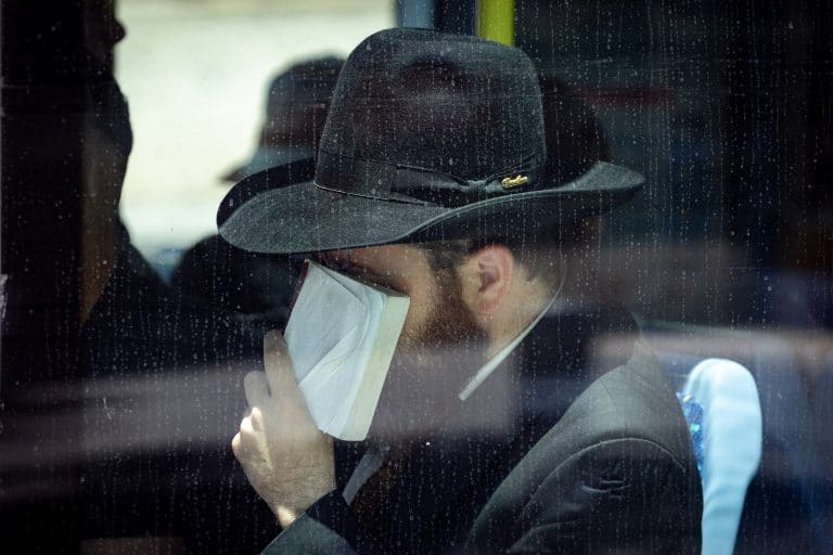 חרדים, רכבת