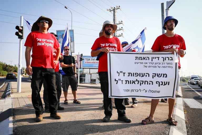 כנגד הרפורמה: אלפי חקלאים מפגינים הבוקר בצמתים