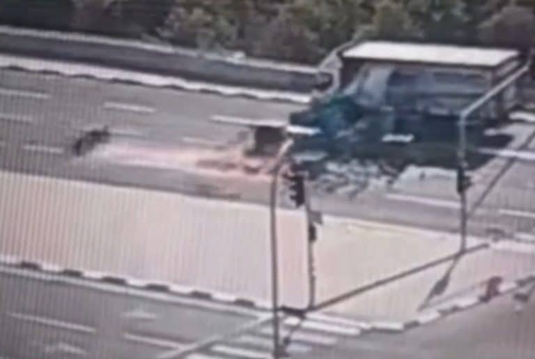 חייו נצלו בנס: מטען אבטיחים נשמט ממשאית וגרם להחלקת אופנוע