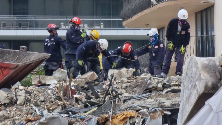 עבודות החילוץ במיאמי הופסקו מחשש לקריסה • סיקור מזירת האסון