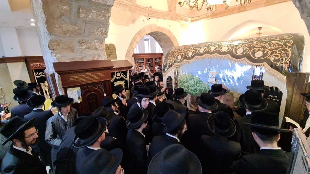 צפו: בן האדמו"ר מסקווירא בתפילה בקבר רחל