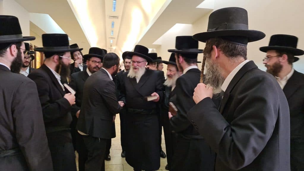 צפו: בן האדמו"ר מסקווירא בתפילה בקבר רחל