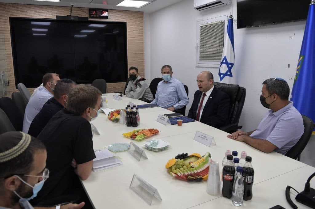 בנט מתחייב: "נמשיך להגיב על כל בלון תבערה"