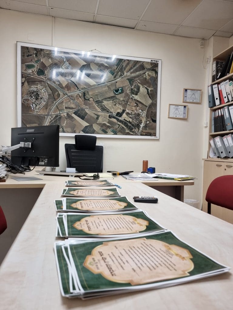 התרגשות בישוב יסודות: מעמד חתימת שטרות השמיטה • צפו: