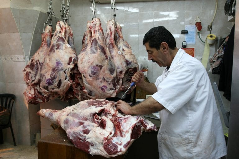 מפעל בנהריה מכר בשר טרף, עשרות מסעדות רבנות יאלצו להכשיר את המטבחים