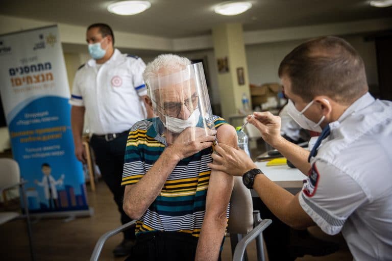 חיסון שלישי, חיסון, קורונה