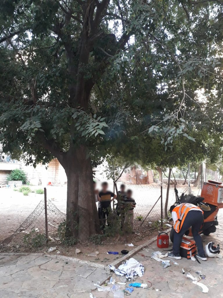 ילד בן 12 נפצע קשה לאחר שנפל מעץ בירושלים