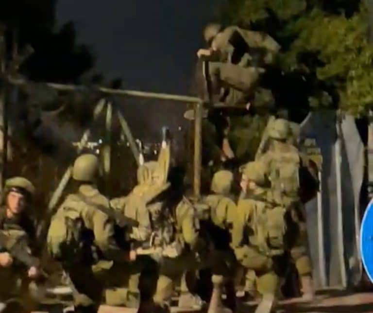 תרגיל צבאי בבנין ישיבת נתיבות התורה בטלז סטון