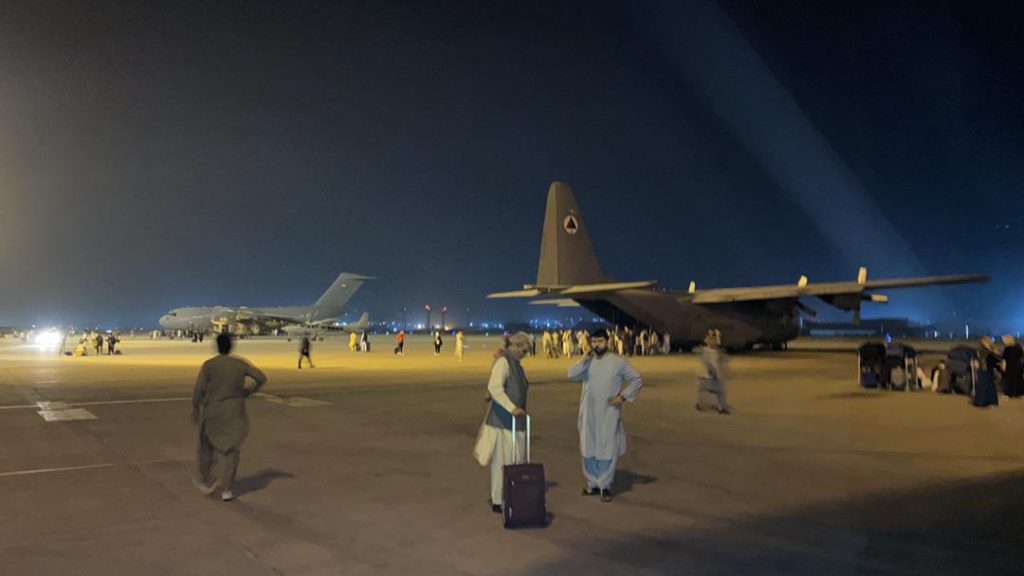 הטאליבן השתלט על הארמון הנשיאות באפגניסטאן • ‏אלפים מנסים להמלט מהשלטון באמצעות 'הרקולס'