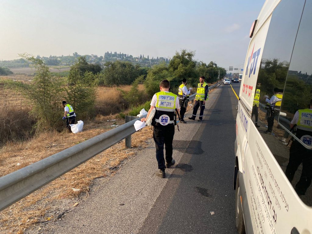 לעיני חבריו: צעיר חרדי כבן 20 נהרג מפגיעת רכב בכביש 6