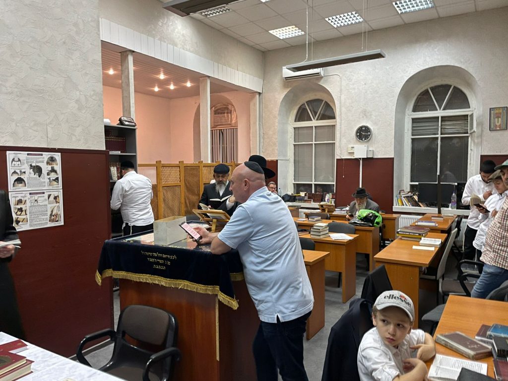 אל הרינה ואל התפילה: מעמד הסליחות המרגש במולדובה