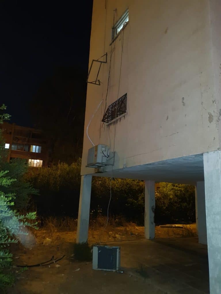 בן 50 נפל מקומה שנייה יחד עם המזגן