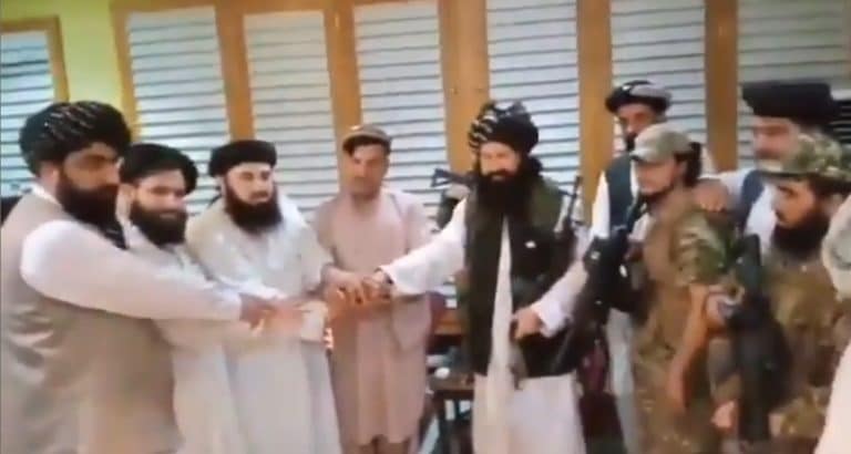 אפגניסטן: אחיו של הנשיא המודח נשבע אמונים לטליבאן