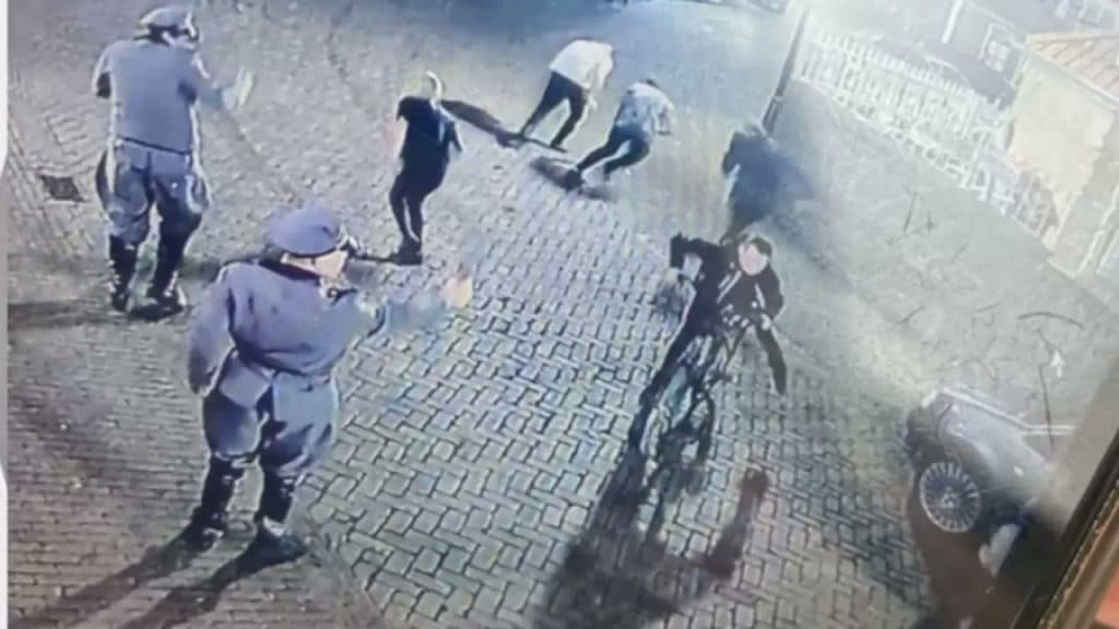 הולנד: צעירים התחפשו לנאצים וחיקו ירי על יהודי