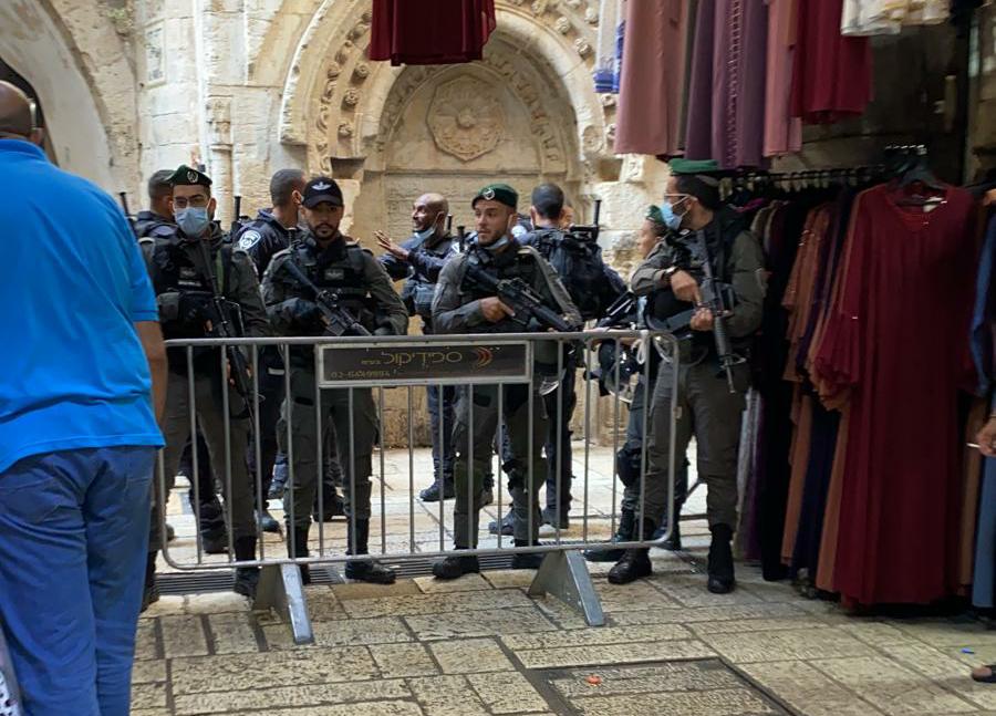 חשד לפיגוע בירושלים: שוטר נדקר בשער האריות