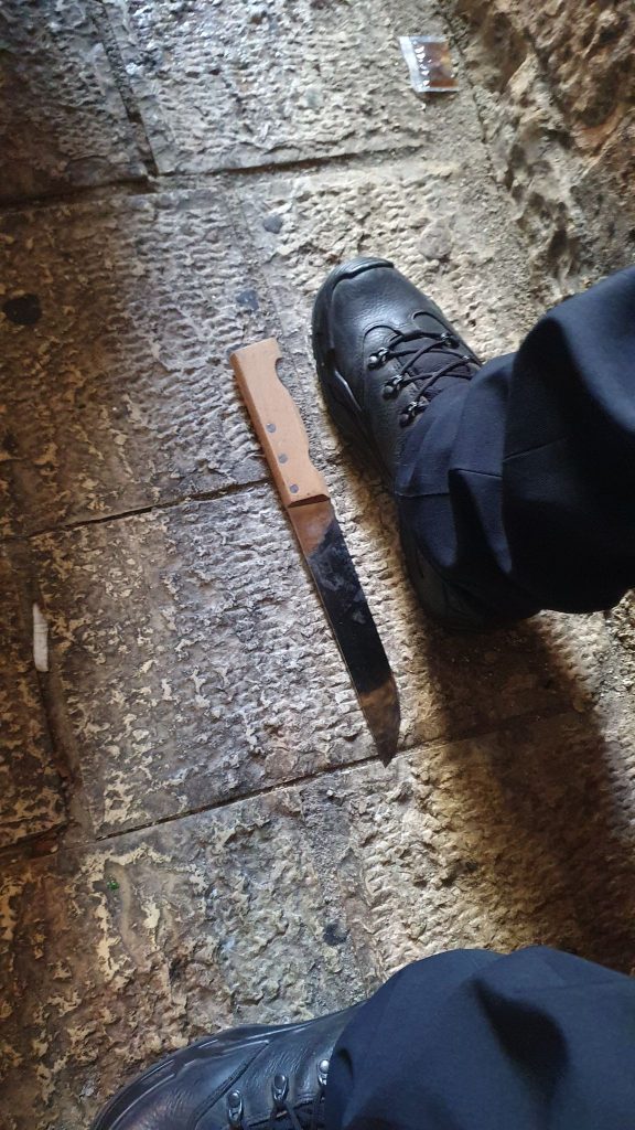 חשד לפיגוע בירושלים: שוטר נדקר בשער האריות