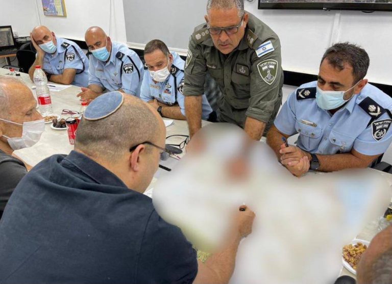 בנט: להעניק הגנה לערבים הישראלים שסייעו בתפיסת המחבלים