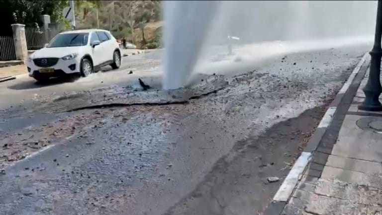 צפו: בולען בכניסה למגדל וזרם מים אדיר