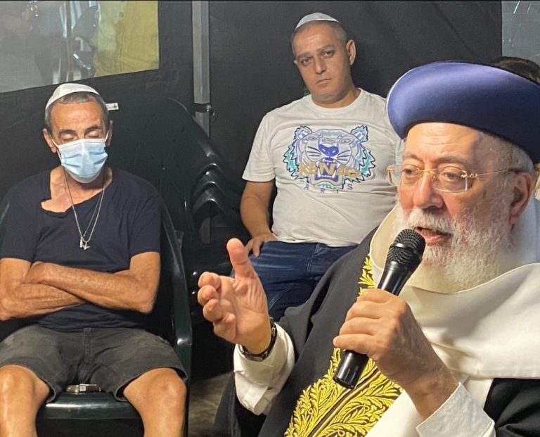 "קידש את ה' בחייו ובמותו": הגרש"מ עמאר בניחום אצל משפחת החייל