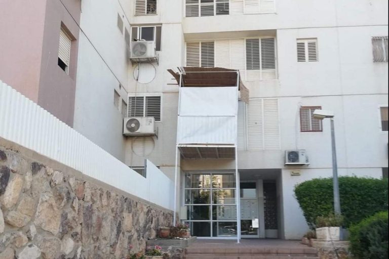 ביהמ"ש בבאר השבע מנע מעיריית ערד להרוס סוכה בגובה