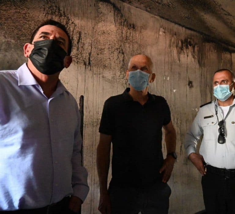 שקד פנתה לבר-לב לגרש משפחת מחבל; השר השיב "זה באחריותך"